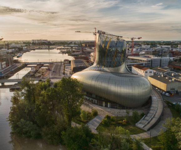 Prise de vue aérienne de la Cité du Vin